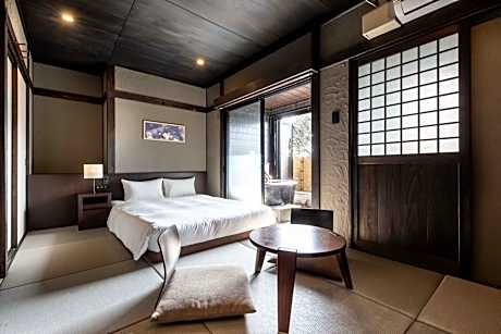 Superior Double Room with Tatami Area with Semi Open-Air Bath (32㎡)