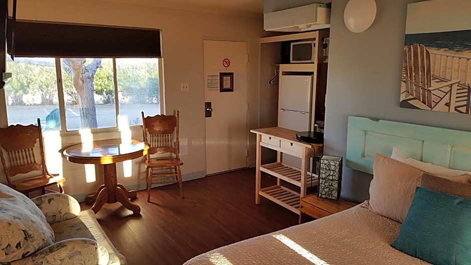 Hilltop Tavern & Inn