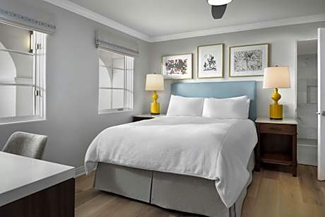 Classic Queen Room (No Resort Fees)