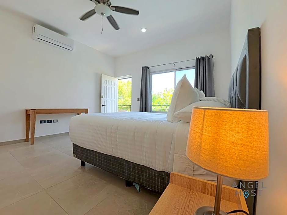 Commercial Zone Studios, Pool, BBQ and Beach 7 Blocks