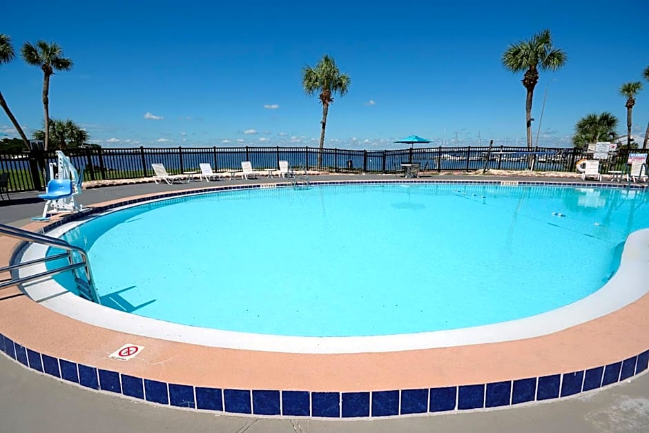 Quality Inn & Suites Gulf Breeze Bayside near Pensacola Beach