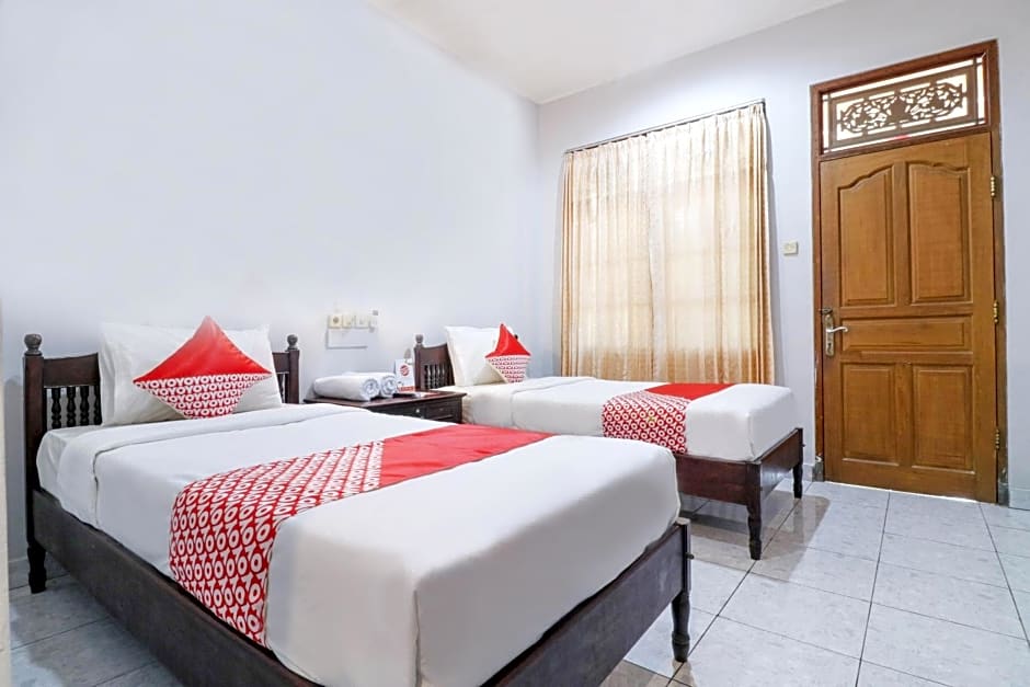 OYO 2411 Taman Mekar Beach Inn 2