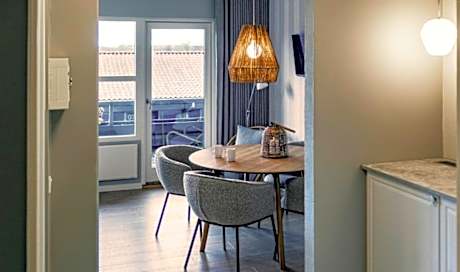 Family Room (2 Adults + 1 Child)