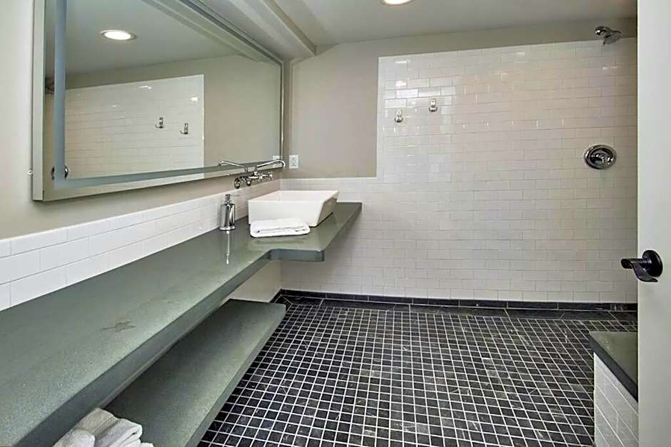 Craftsman Hideaway at the 1841 Farmhouse