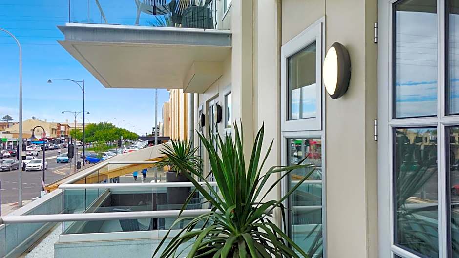 Semaphore Splash Apartments