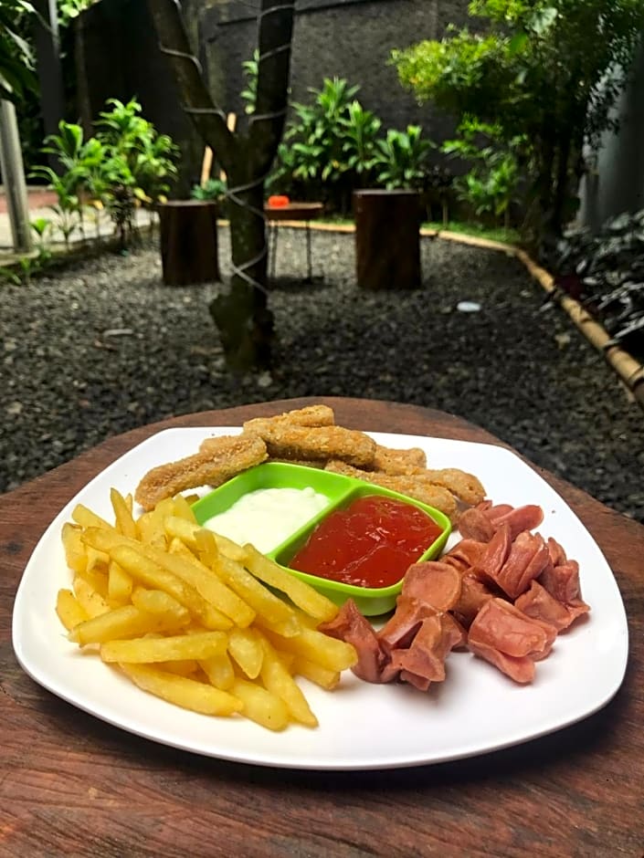 Aqilakost n Cafe Gadog Puncak