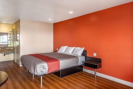 1 King Bed | Suite, Non-Smoking, Micfridge