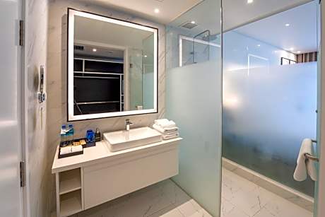 Deluxe King Room with Panoramic View - Non-Smoking