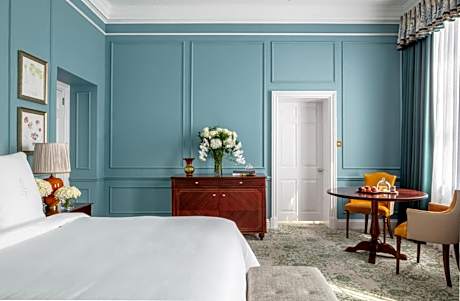 Manor Room with one king bed