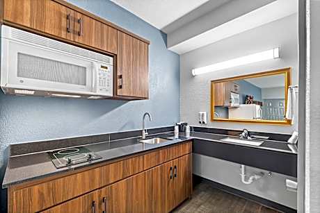 Studio King Room with Stovetop Disability Access Non-Smoking