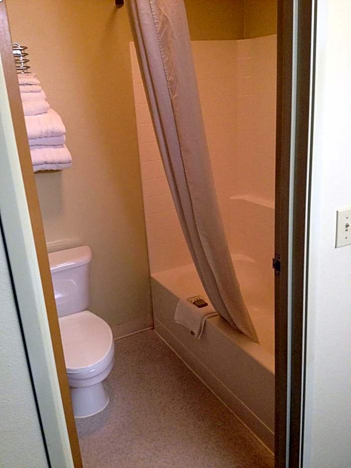 Super 8 by Wyndham McCall