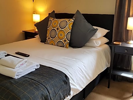 Family room-Family-Ensuite with Shower-Street View-Family Room