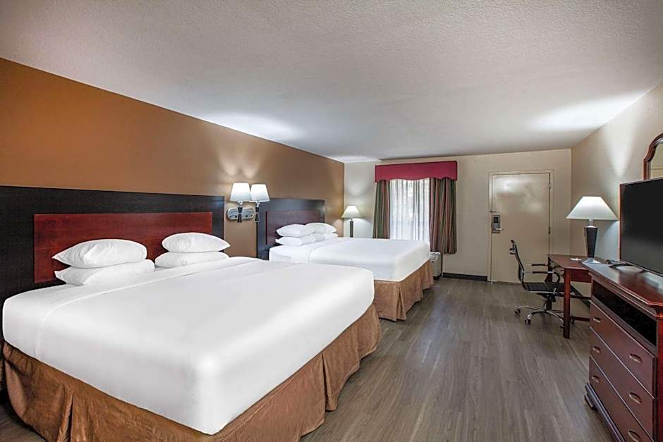 Days Inn & Suites by Wyndham Tyler