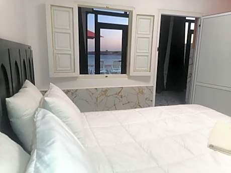 Two-Bedroom Apartment with sitting room, shared Swimming Pool and Sea View