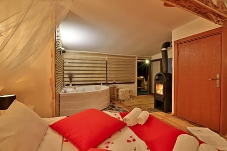 Deluxe Suite with Spa Bath and Fireplace Heater