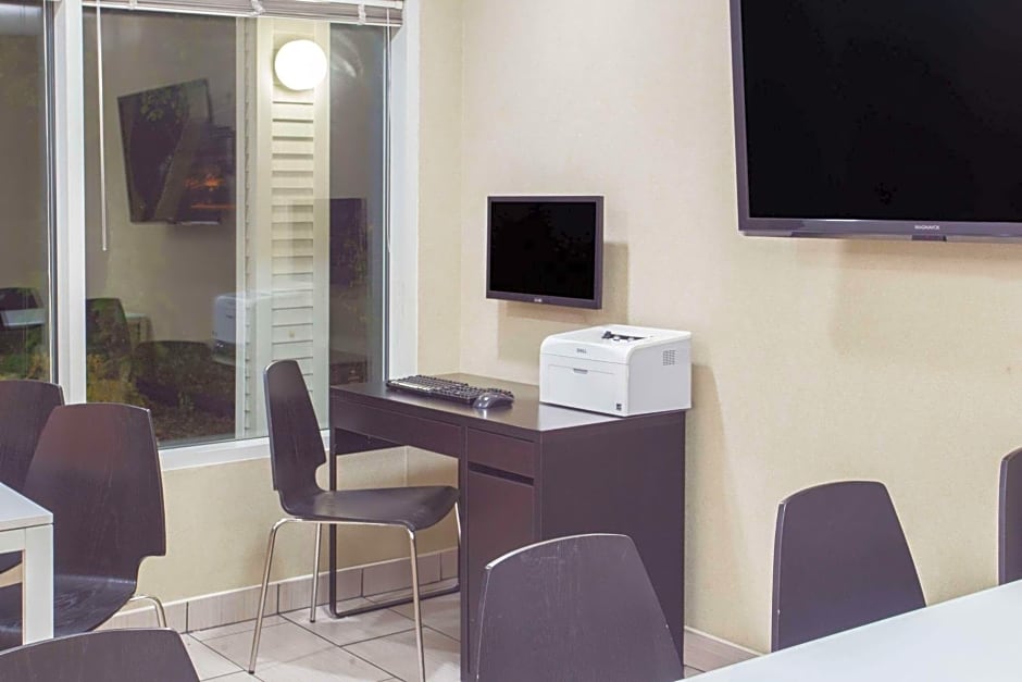 Super 8 by Wyndham Madison East