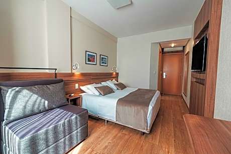 Deluxe Room (3 Twin Beds)