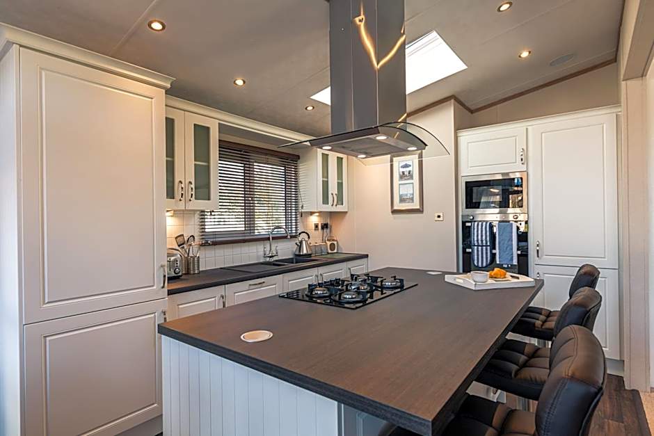 Sutton Lodge with Hot Tub