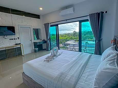 Deluxe Room with Balcony and Mountain View