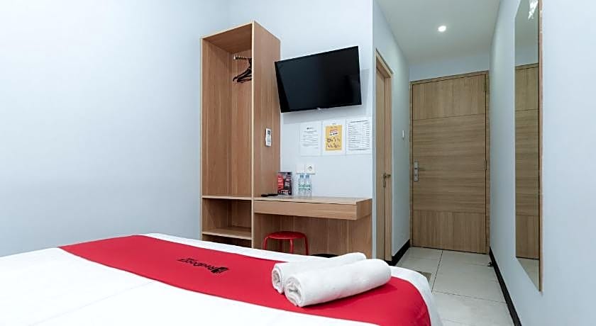 RedDoorz near Puri Indah Lippo Mall 2