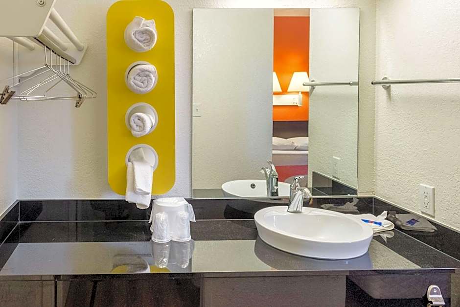 Motel 6-Bakersfield, CA - East