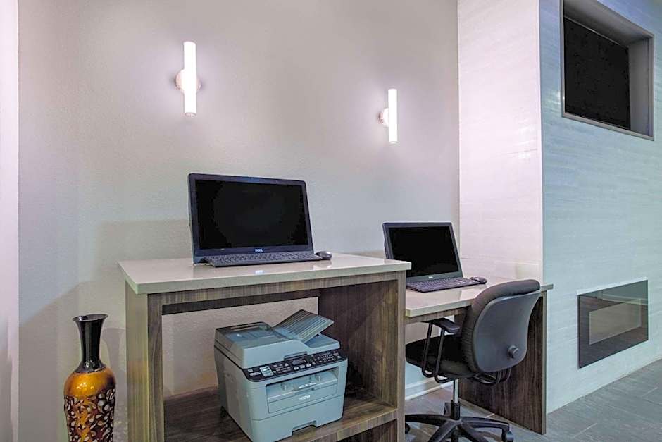 La Quinta Inn & Suites by Wyndham Huntsville Airport Madison