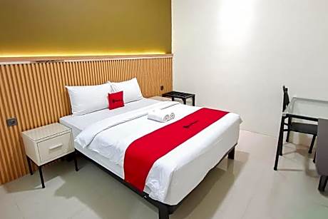 RedDoorz Plus Syariah at Lotus Residence