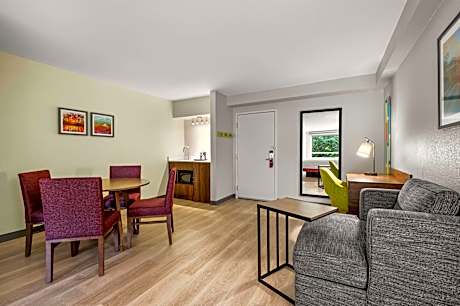 2 Doubles Microwv/Fridge/Wet Bar Studio Suite