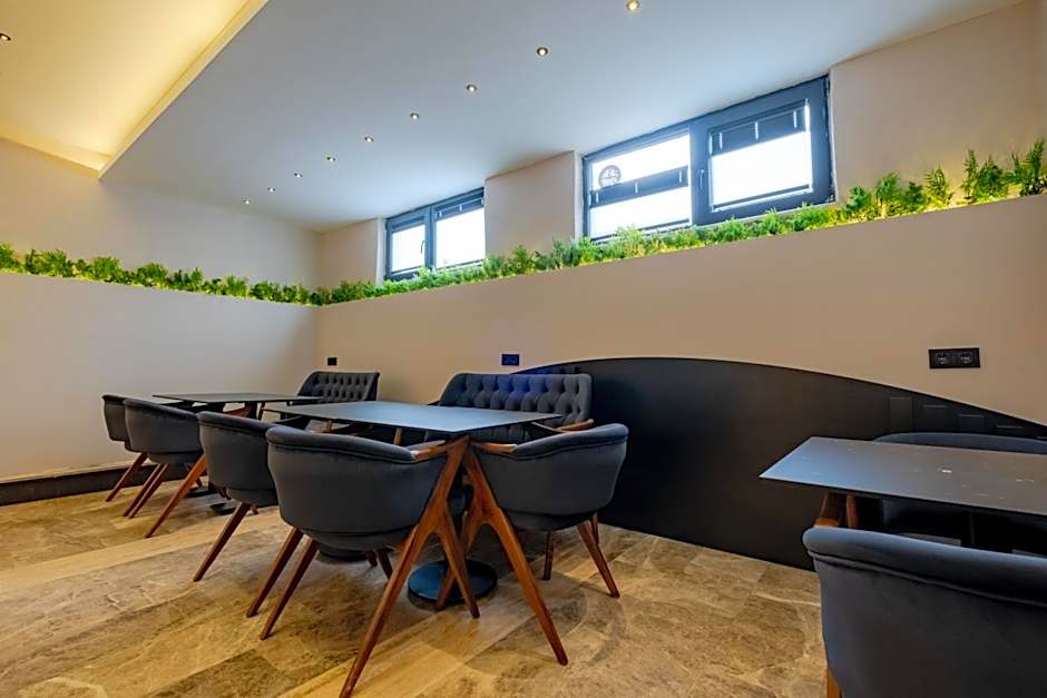 FLY POINT AIRPORT HOTEL
