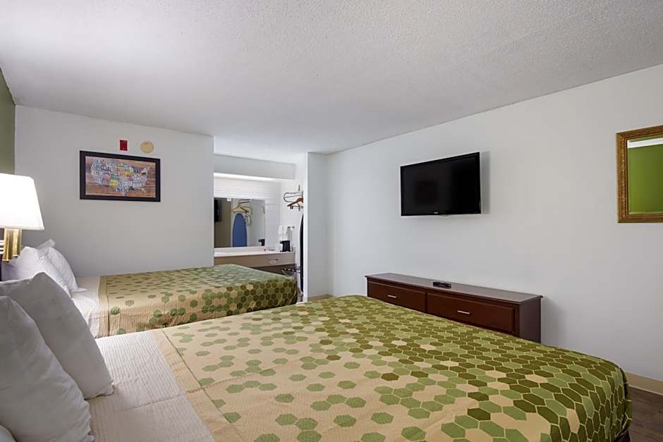 Econo Lodge Inn & Suites East