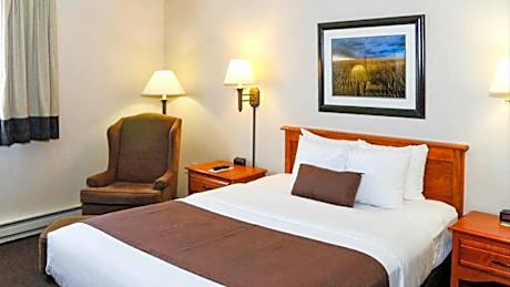 1 King Bed | Non-Smoking, Kitchen