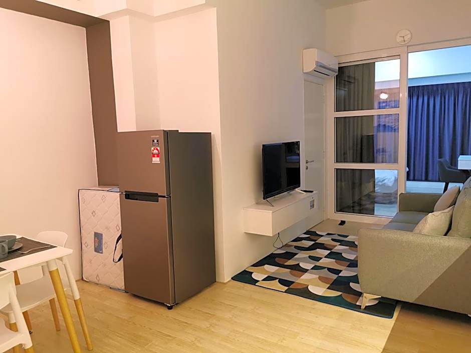 REVO at AURORA PLACE, Pavilion 2, 5 Minutes To AXIATA ARENA BUKIT JALIL FREE WIFI by De Harlequins Guesthouse