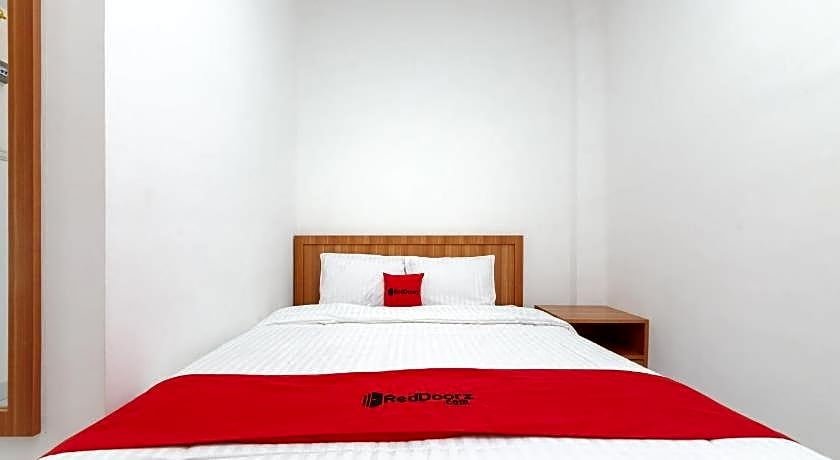 RedDoorz Plus Syariah near Mall Boemi Kedaton Lampung