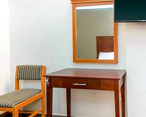 Econo Lodge South Ozone Park