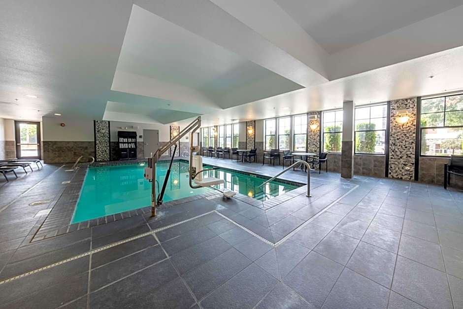 Hampton Inn & Suites DuPont
