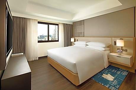 1 Bedroom Suite, 1 King, City view, Balcony