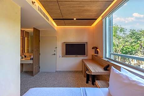 Queen Room with Mobility/Hearing Accessible 3X3 Shower