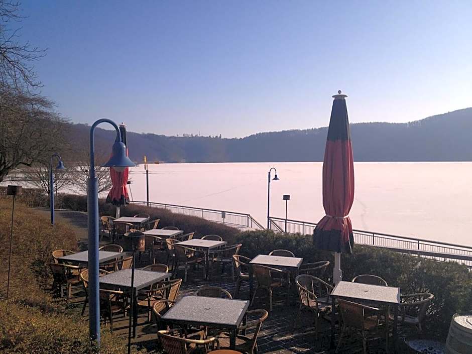 Strandhaus Edersee Nr 12 - Kaminzimmer, Seeblick, Badestrand, Seeterrasse