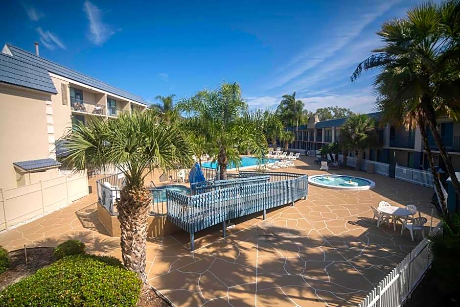 Clarion Inn & Suites Central Clearwater Beach