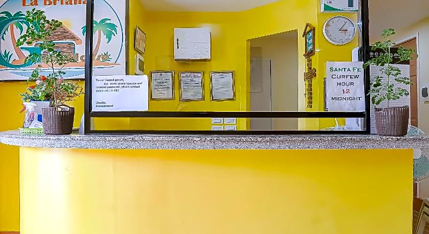 RedDoorz @ La Briana Guest House Bantayan Cebu