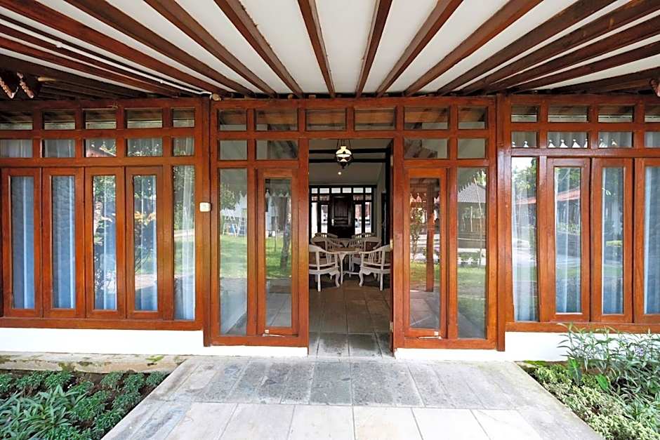 The Nalaya Hotel & Resto