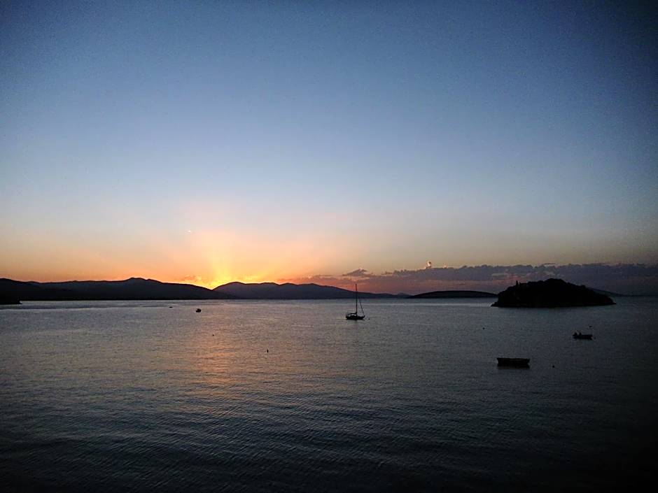 Arcadia Luxury Rooms Seaside Cuisine