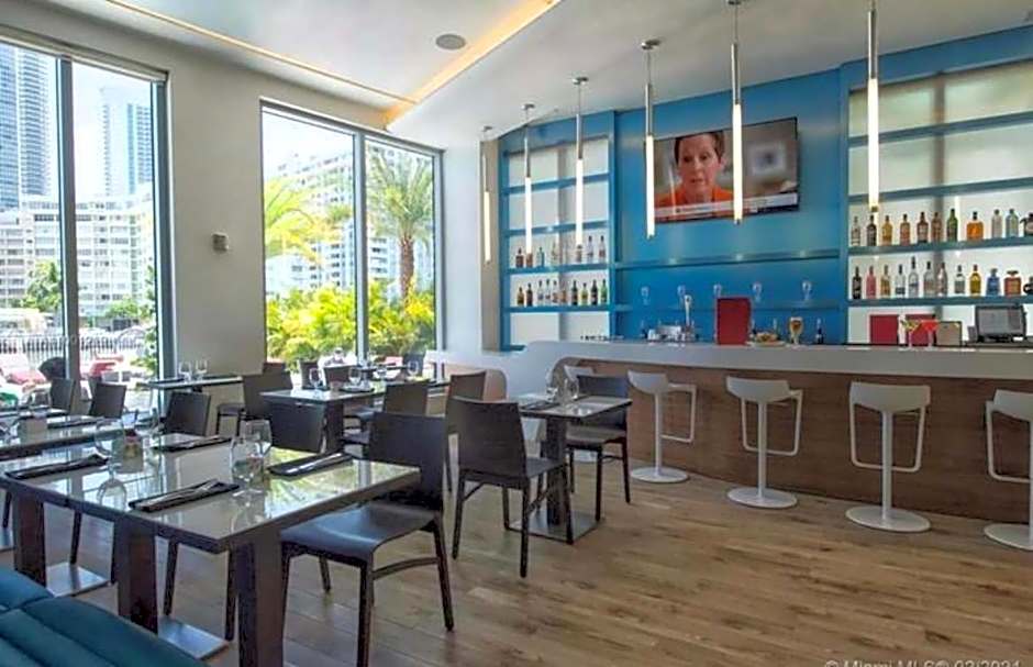 Stunning Penthouse Suite Waterfront 2BD 2BA