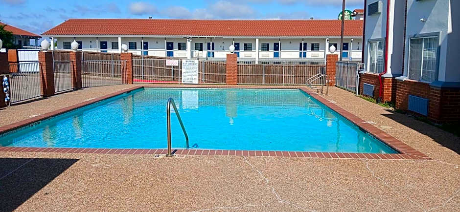 Red Roof Inn & Suites Euless - DFW Airport Southwest