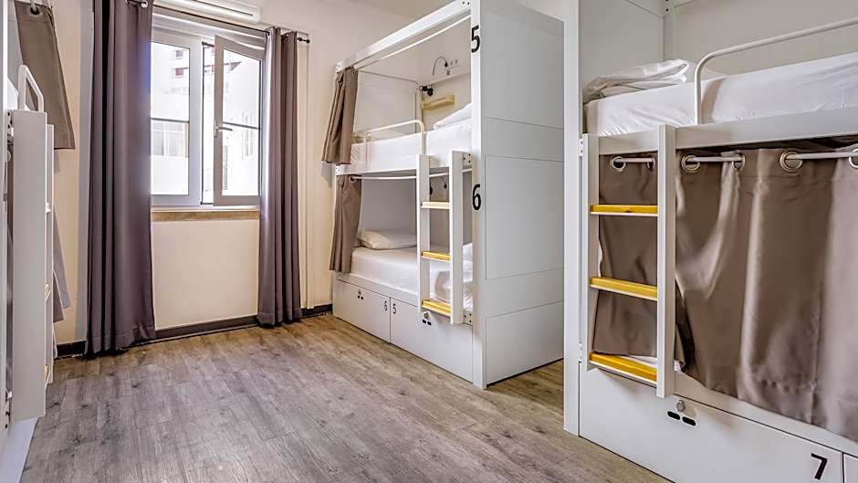 Zdjęcie 1 z 3 — Female Dorm