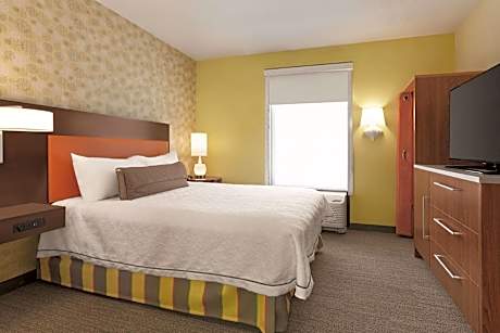 1 Queen Hearing Accessible Suite Non-Smoking