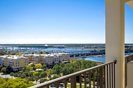 Guest room, 1 King, River view, Balcony