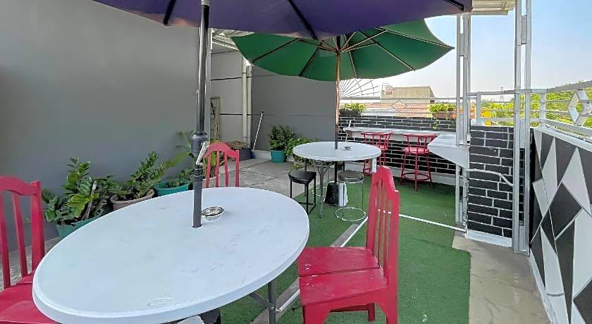 RedDoorz near Karawang Central Plaza