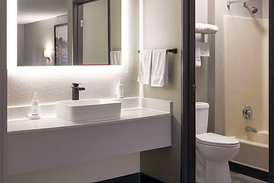 Super 8 by Wyndham Burnham/Lewistown