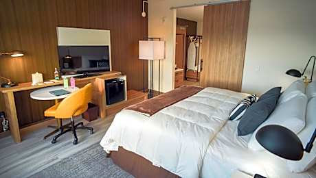 King Suite - Non-Smoking